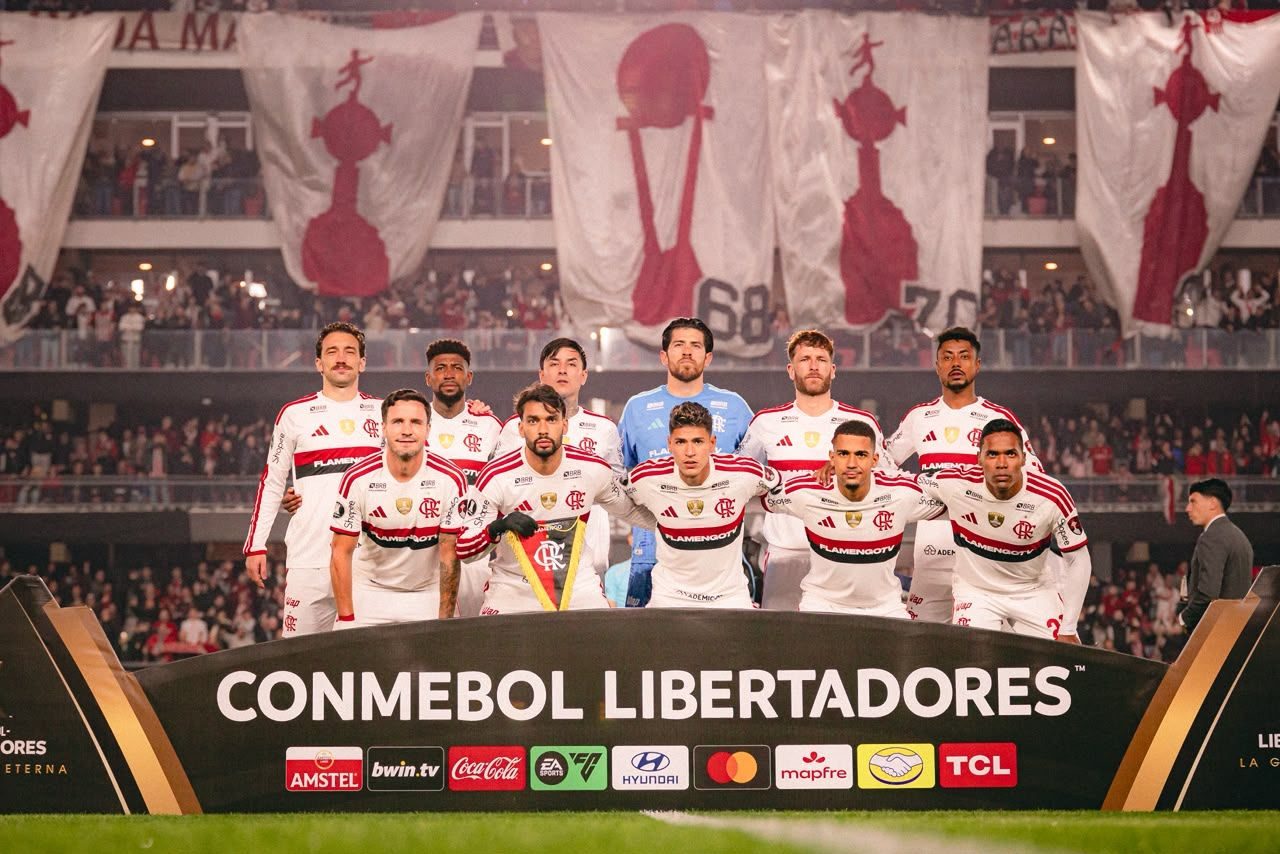 Time do Flamengo posado antes da ida da semifinal contra o Estudiantes