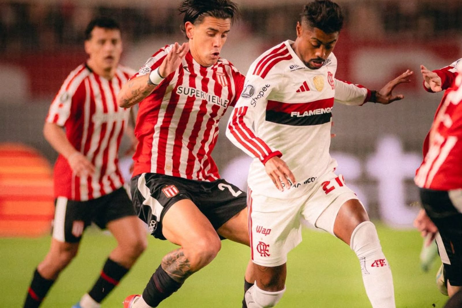 Bruno Henrique disputa a bola com a marcação do Estudiantes