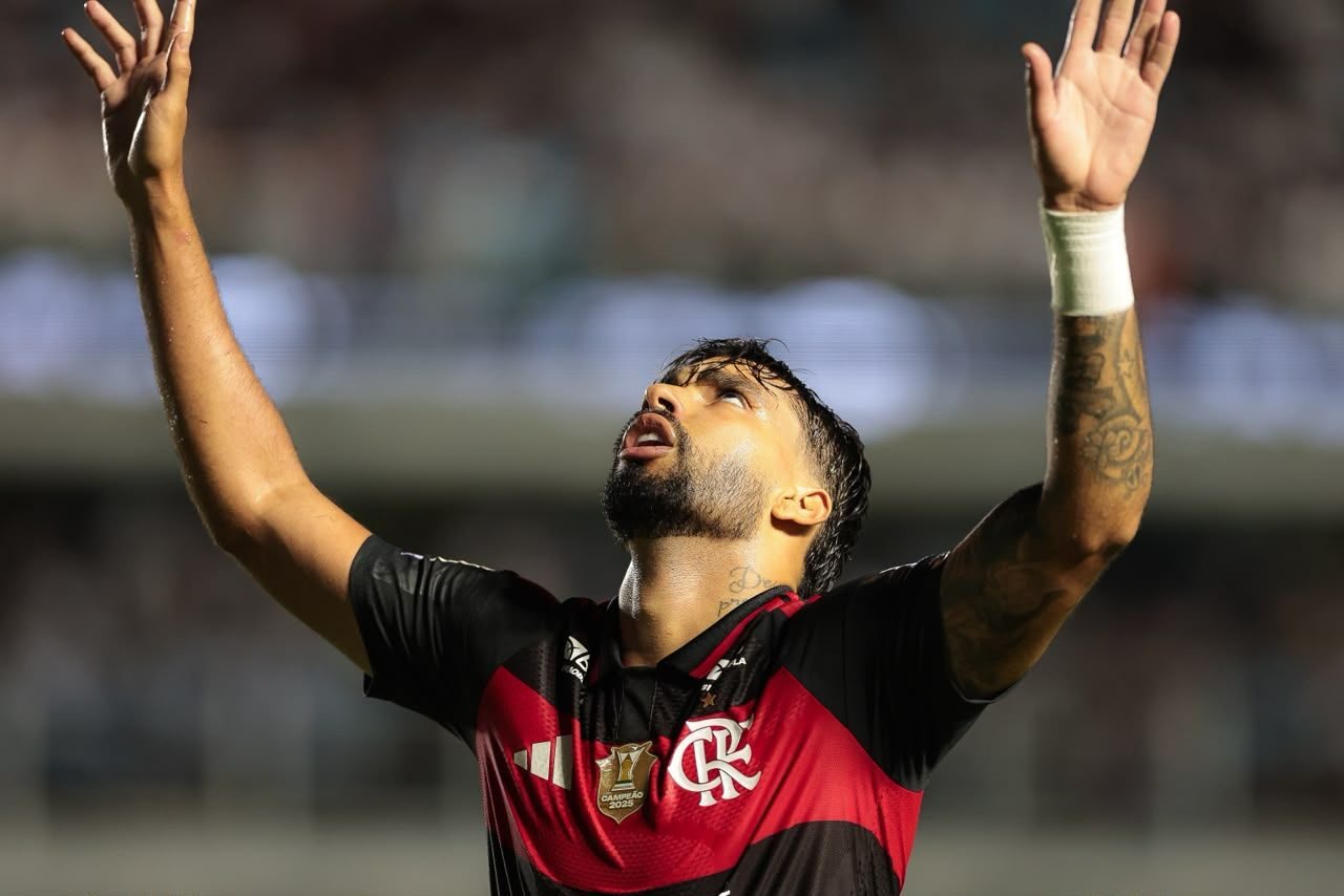 Comemoração rubro-negra na Vila Belmiro antes da reação do Santos