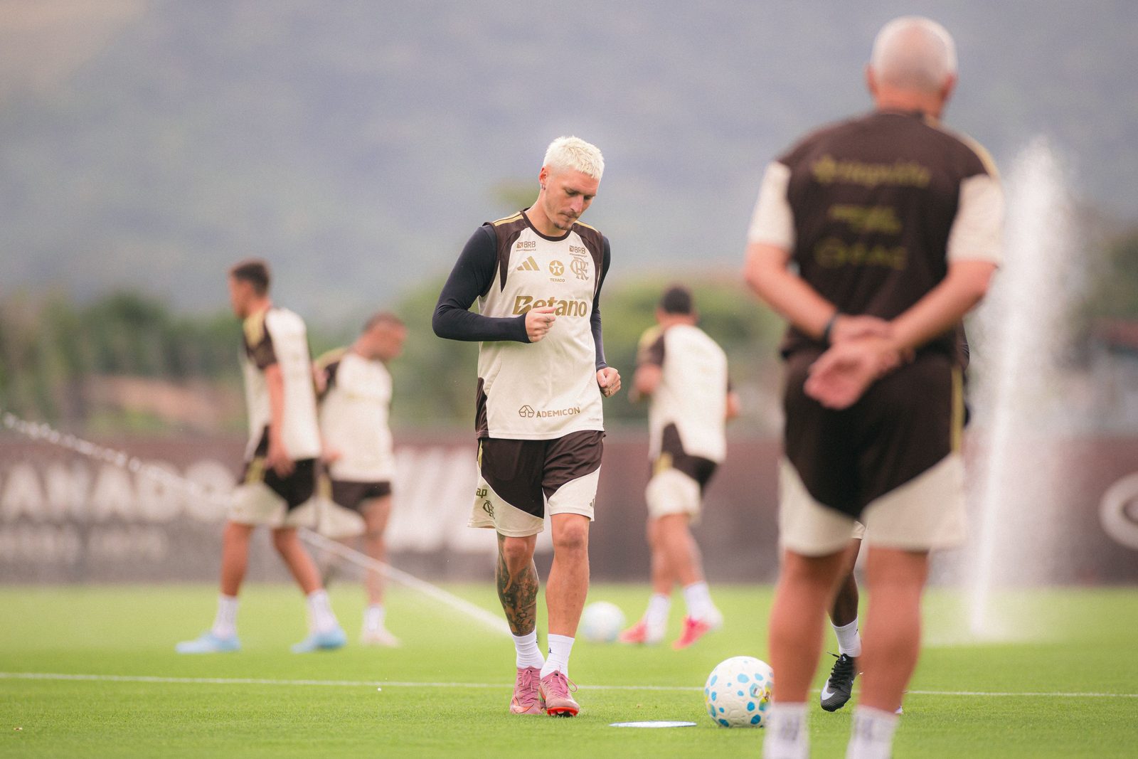 Varela em treino no Ninho do Urubu: o lateral completou quatro anos de Flamengo, com 150 jogos e 10 títulos