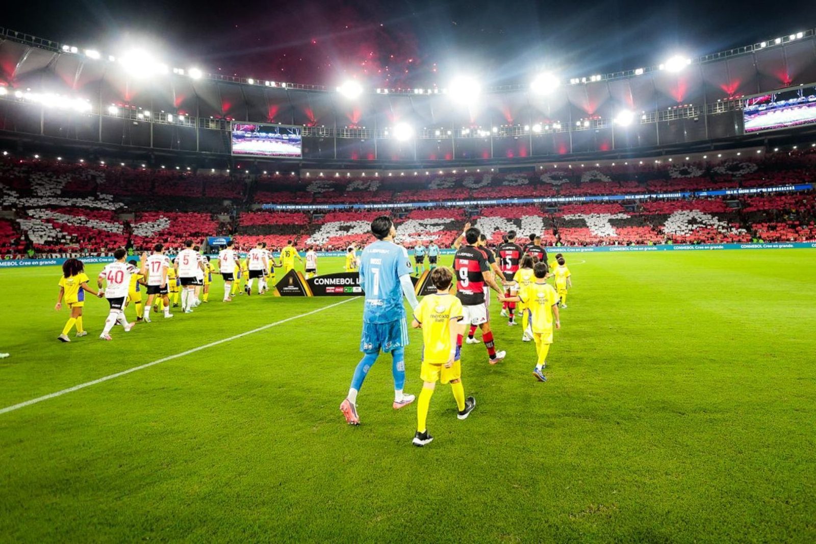 Flamengo e Estudiantes entram em campo no Maracanã pela semifinal da Libertadores