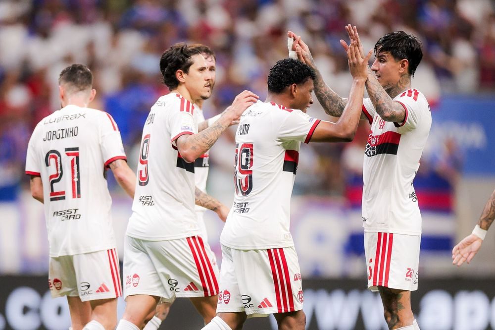 Jogadores do Flamengo comemoram gol na vitória sobre o Bahia, na Fonte Nova