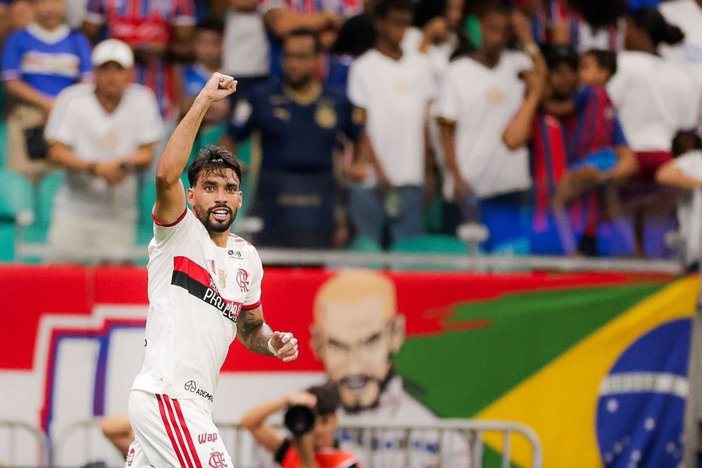 Comemoração rubro-negra diante da torcida em Salvador