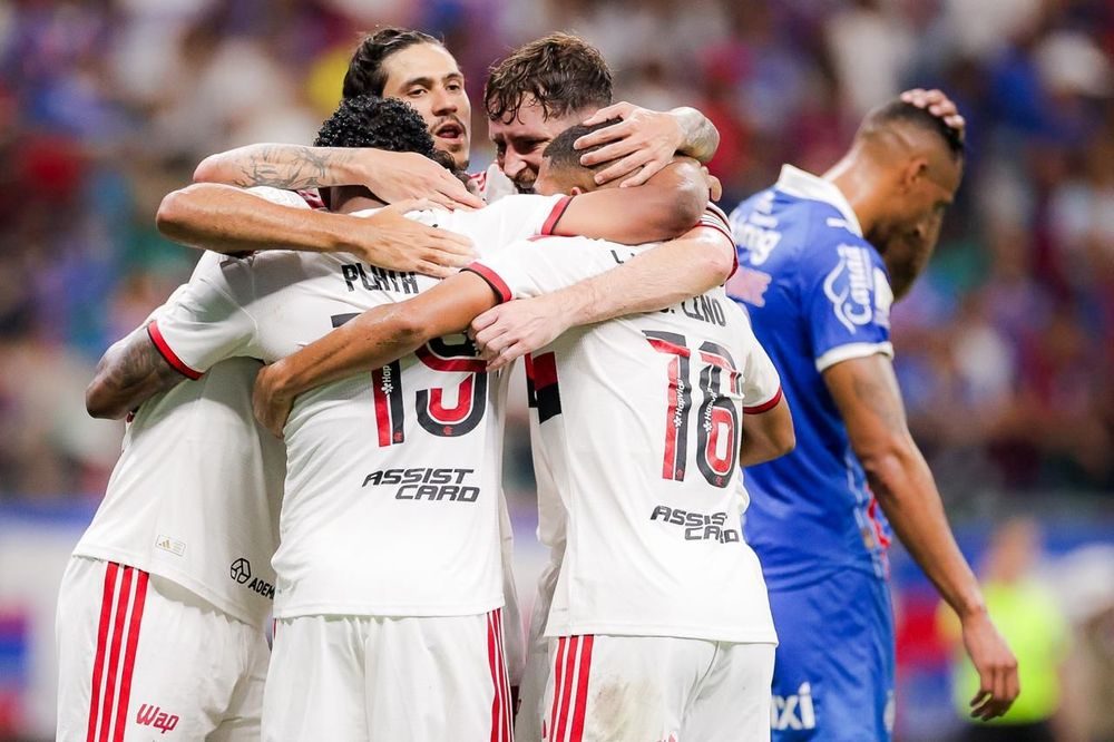 Jogadores do Flamengo se abraçam após o terceiro gol