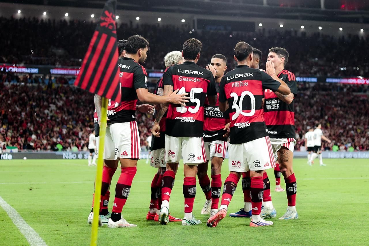 Jogadores do Flamengo comemoram gol sobre o Atlético no Maracanã