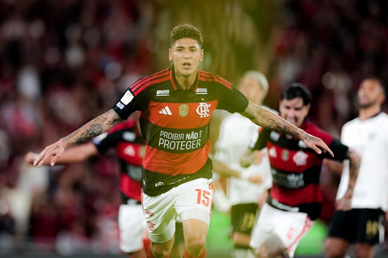 Carrascal comemora o gol de pênalti que decidiu o jogo nos acréscimos
