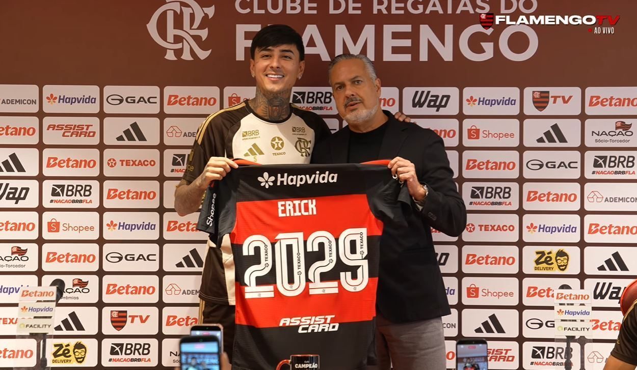 José Boto, diretor de futebol do Flamengo, ao lado do chileno Erick Pulgar no Ninho do Urubu