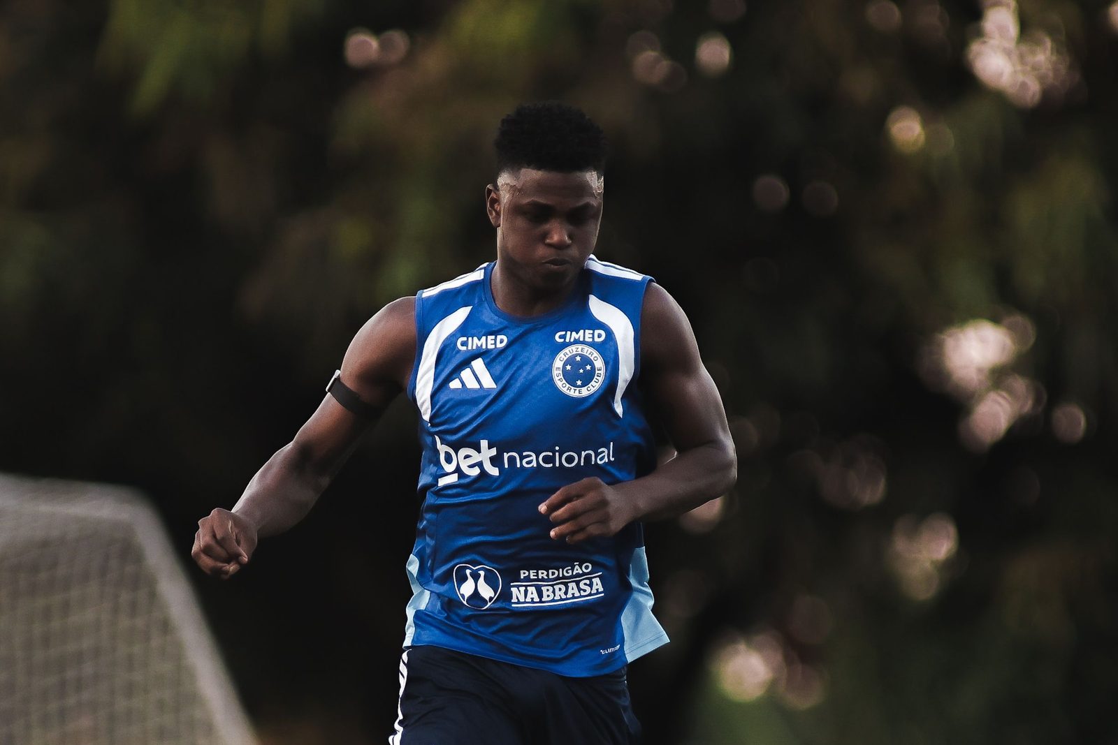 Néiser Villarreal, atacante colombiano do Cruzeiro, trata entorse no tornozelo
