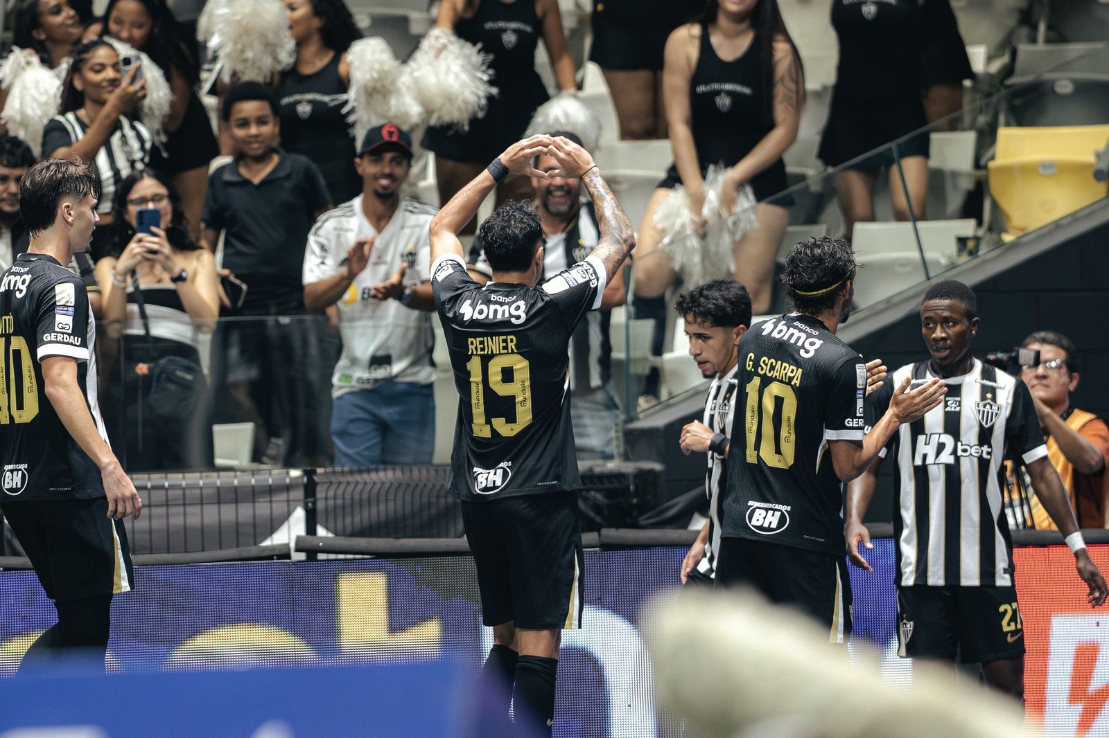 Jogadores do Atlético comemoram gol na vitória sobre o Vitória, na Arena MRV