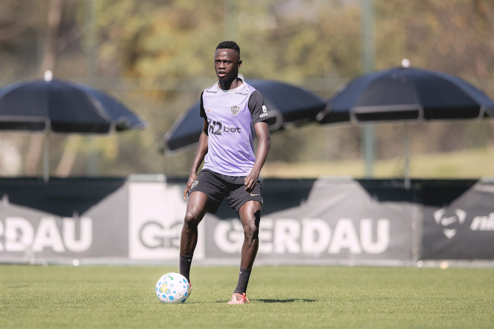 Mamady Cissé em treino na Cidade do Galo: volante cumpriu suspensão na ida e está relacionado