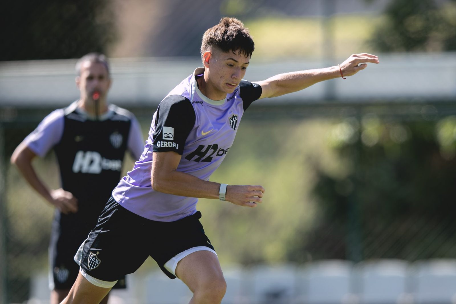 Iván Román em treino do Atlético: zagueiro chileno ficou fora da lista outra vez