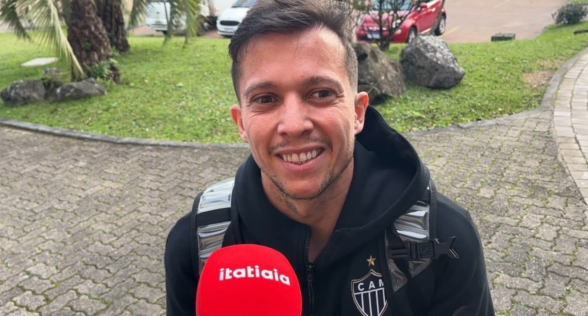 Bernard concede entrevista na chegada do Atlético ao hotel em Caxias do Sul