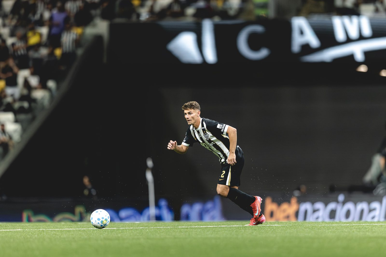 Natanael em ação no empate entre Atlético e Juventude, na Arena MRV