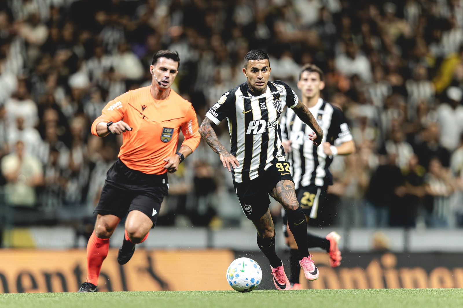 Jogadores do Atlético reclamam com a arbitragem durante a partida contra o Juventude
