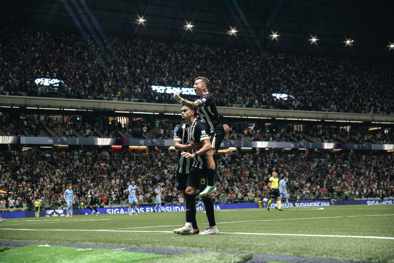 Jogadores do Atlético comemoram gol sobre o City Torque na Arena MRV
