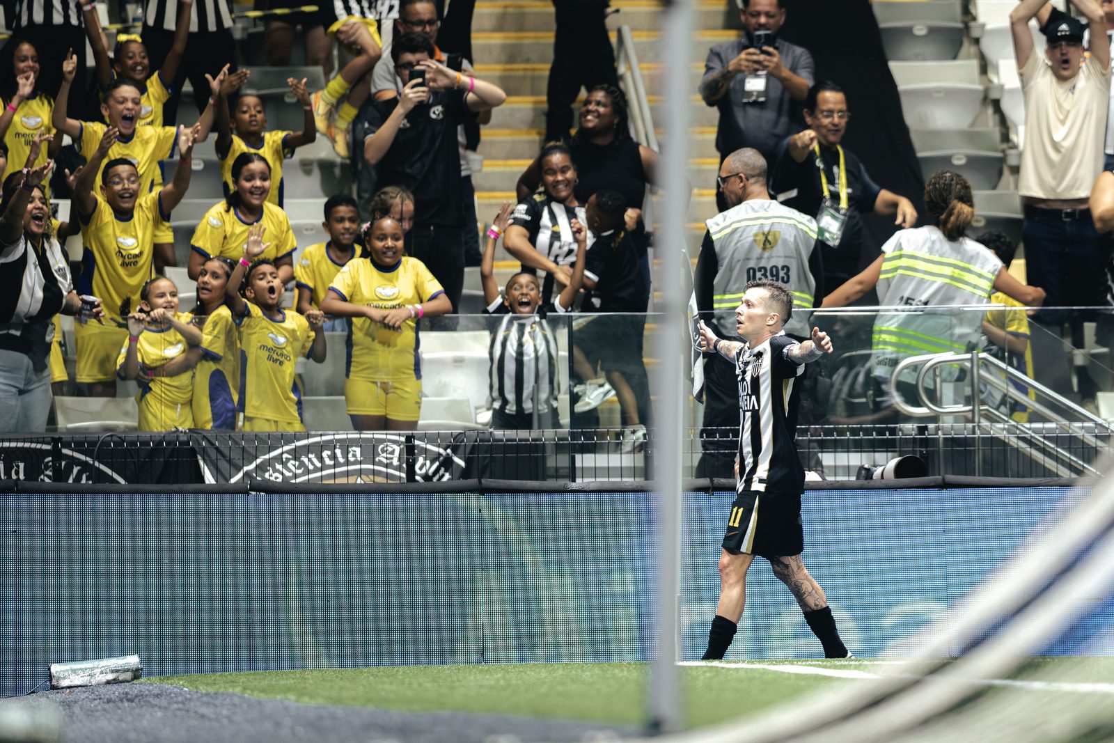 Bernard celebra o segundo gol do Galo junto à torcida