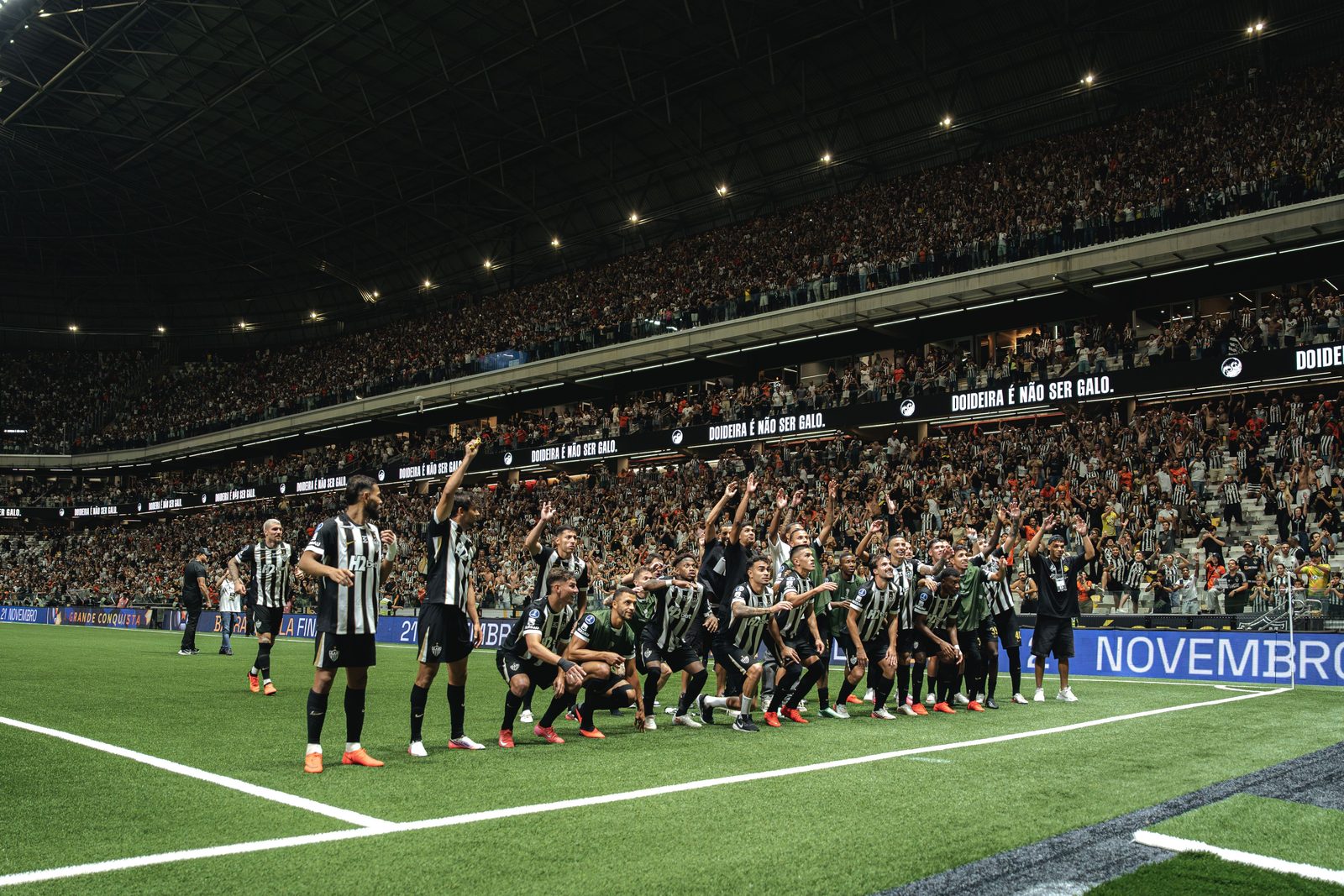 Jogadores do Atlético comemoram a classificação à semifinal da Copa Sul-Americana, na Arena MRV