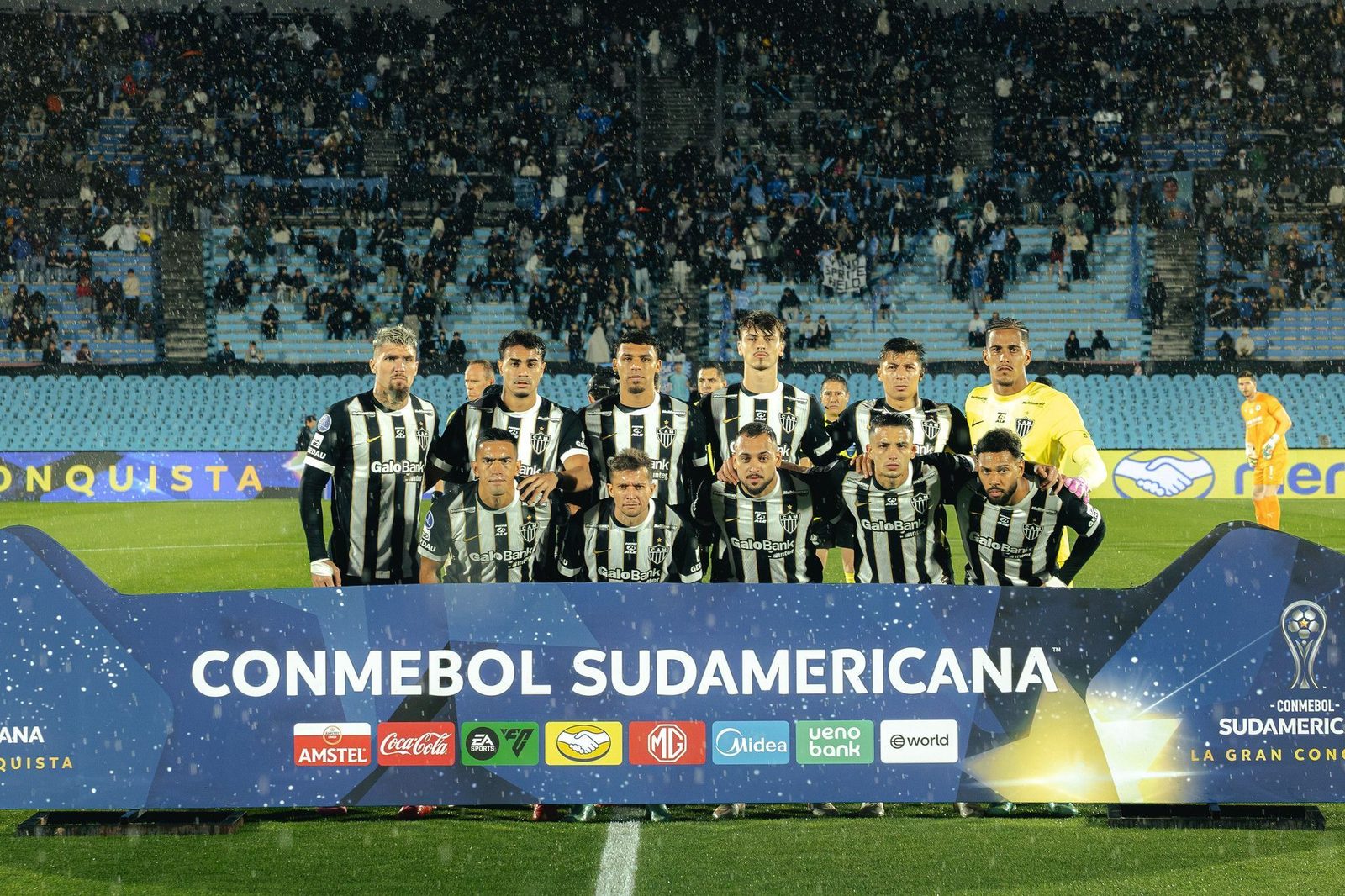 Time do Atlético perfilado antes do jogo contra o City Torque, no Centenário