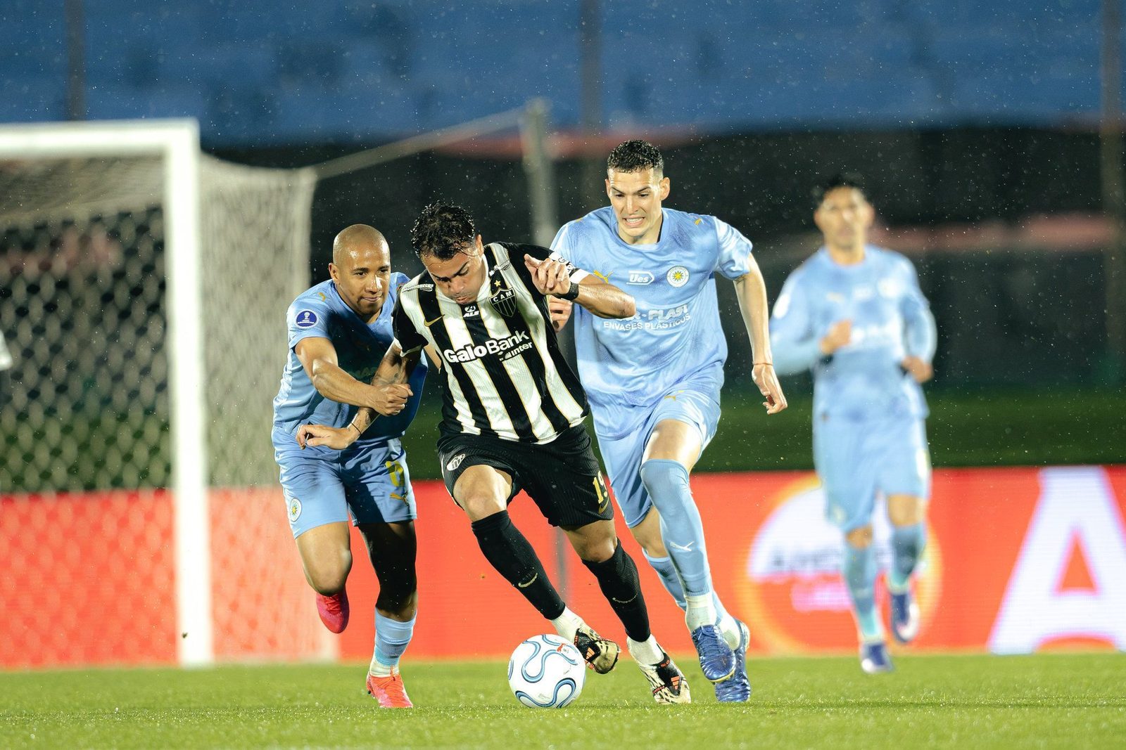 Reinier em ação contra o Montevideo City Torque pela semifinal da Sul-Americana
