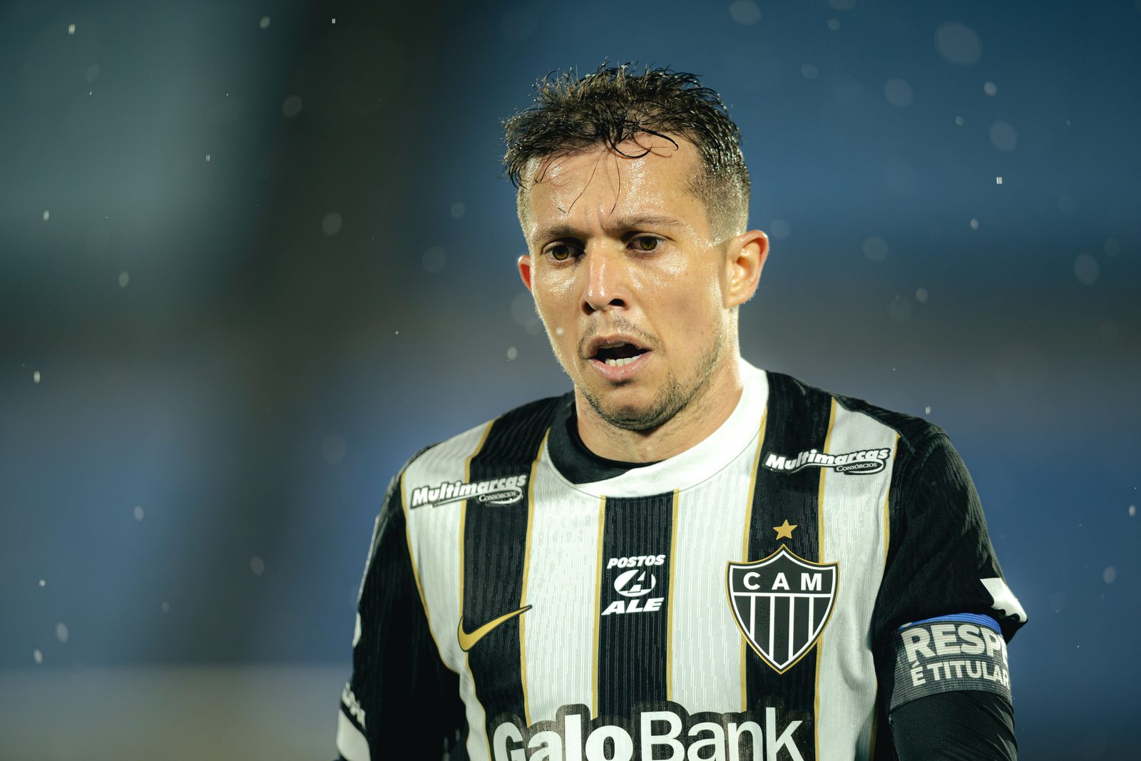 Bernard, capitão do Galo, na partida no Estádio Centenário