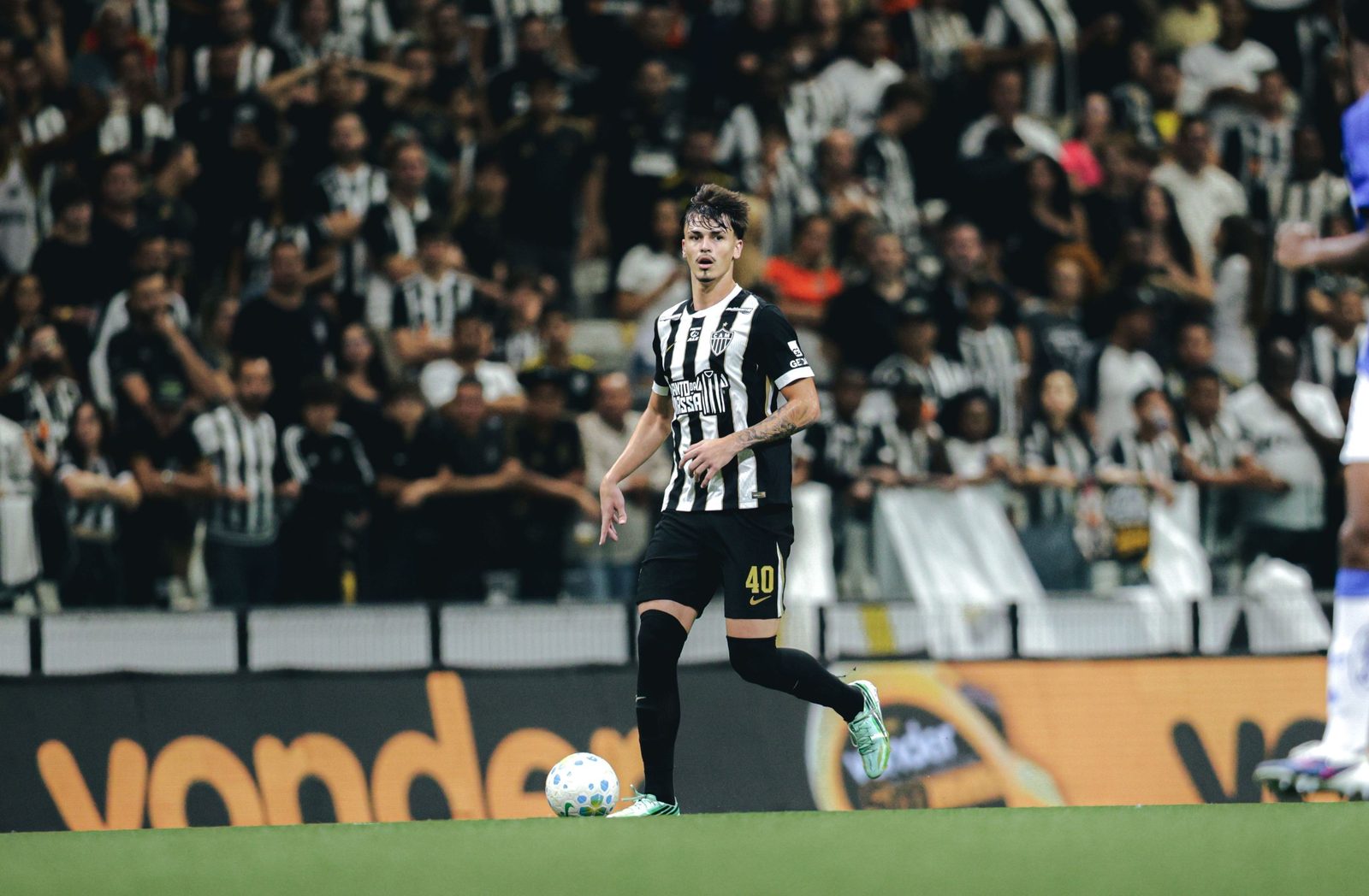 Vitão, zagueiro do Atlético, no clássico contra o Cruzeiro na Arena MRV