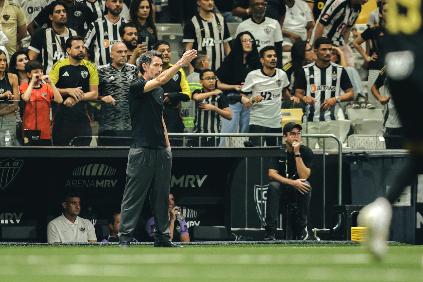 Eduardo Domínguez orienta o Atlético à beira do campo no clássico