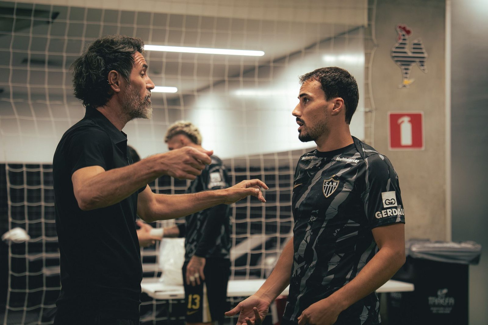 Domínguez conversa com o meia Igor Gomes no vestiário da Arena MRV