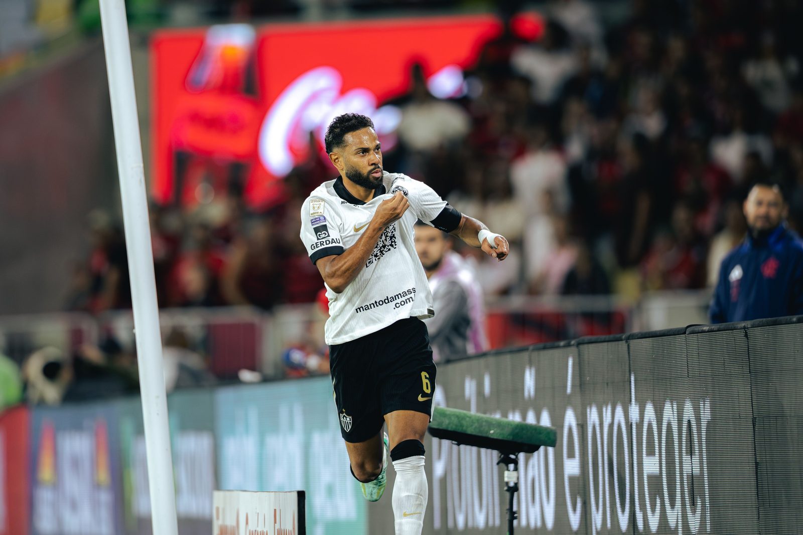 Renan Lodi marcou o segundo gol do Galo e cometeu o pênalti nos acréscimos