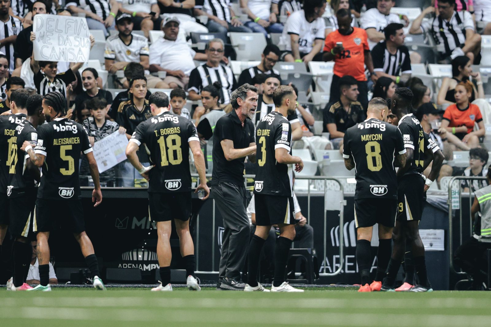 Eduardo Domínguez orienta os jogadores durante a vitória sobre o Santos