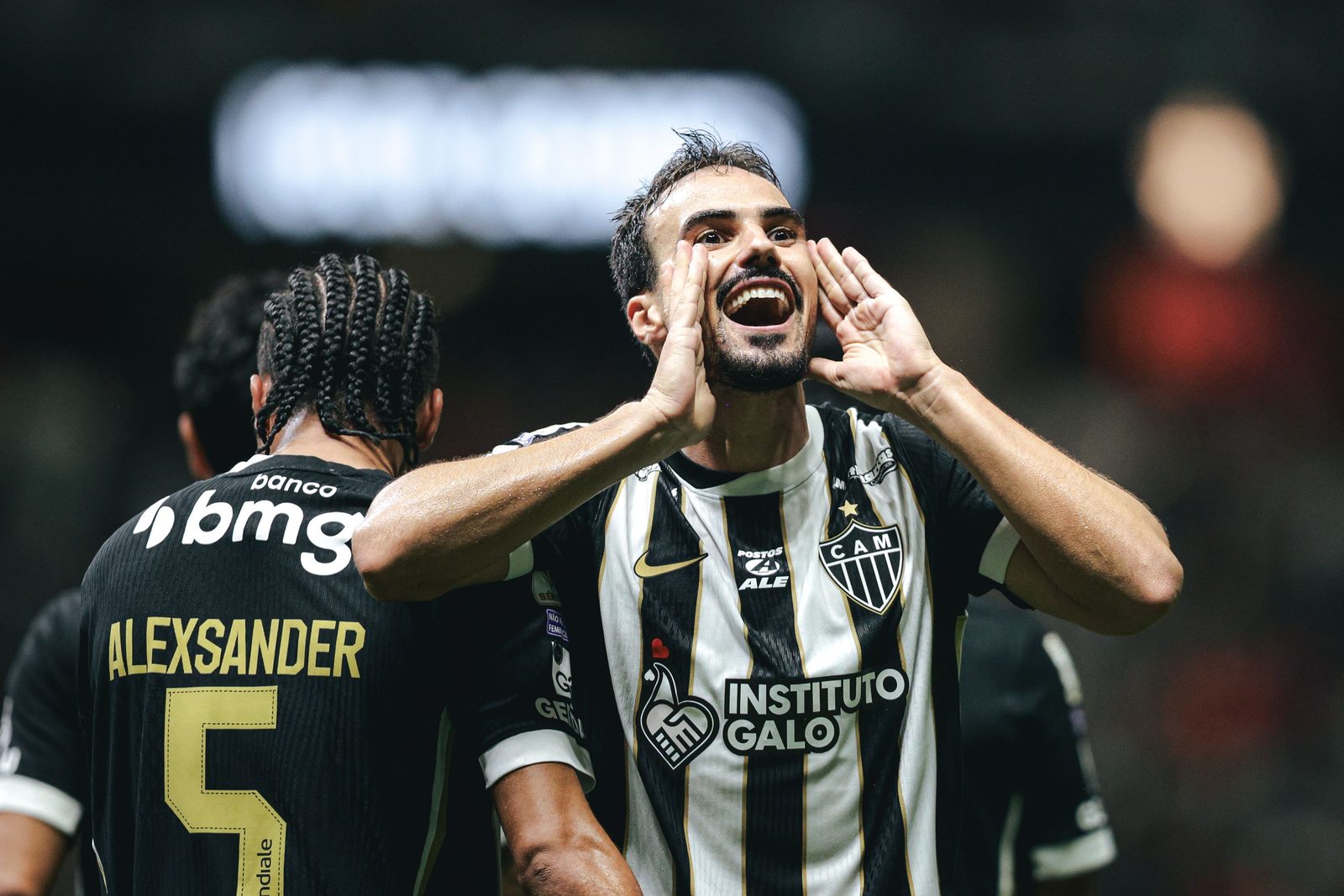 Igor Gomes comemora o gol da vitória do Atlético sobre o Coritiba