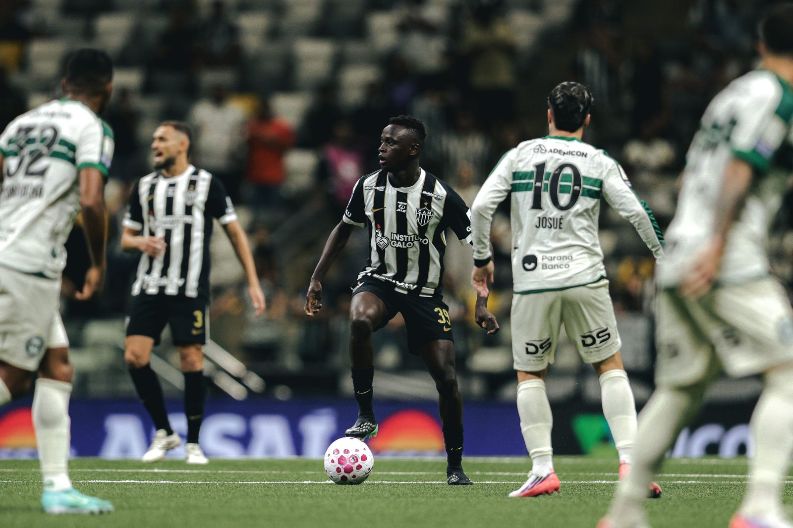 Atlético e Coritiba em lance na Arena MRV