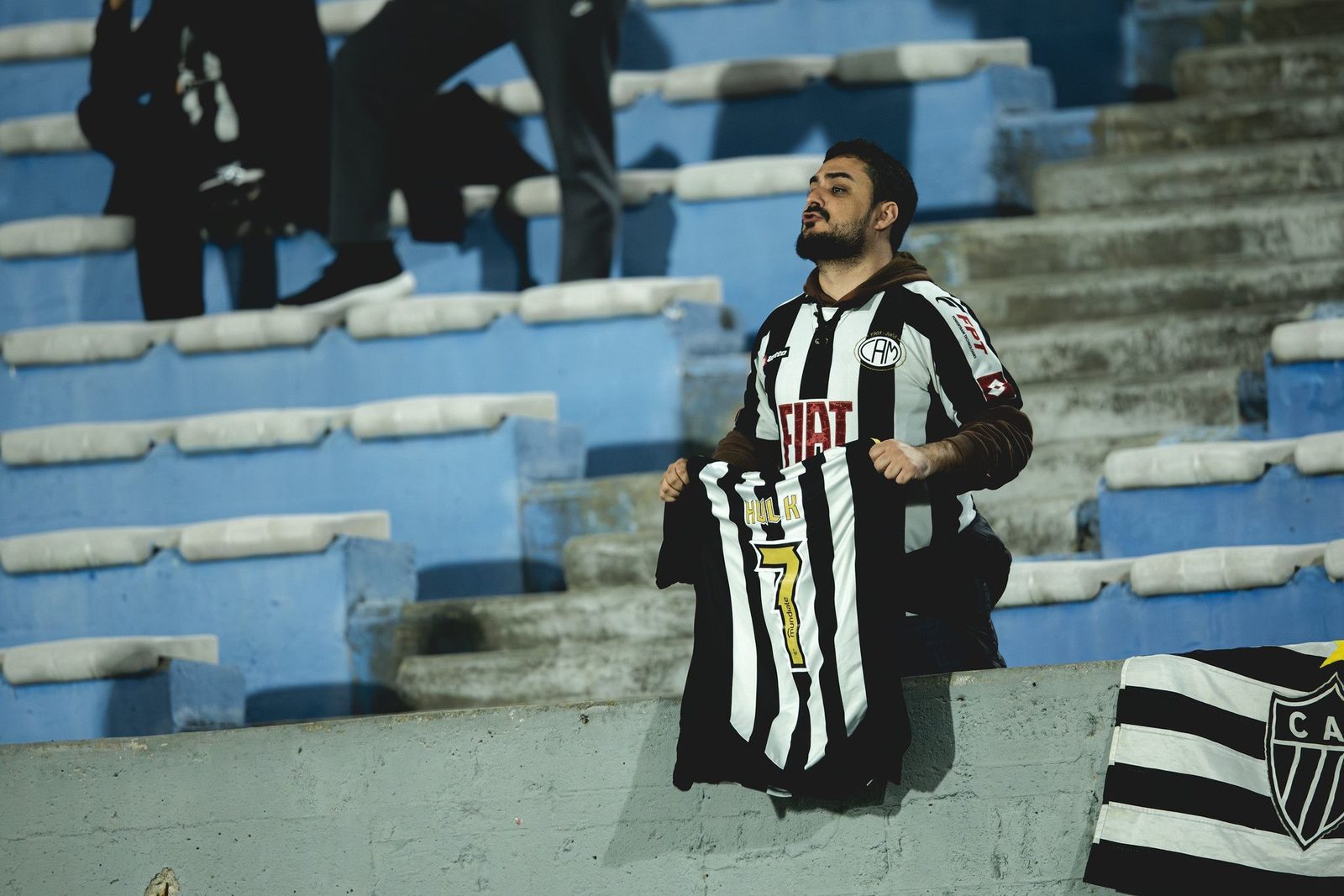 Torcedor do Atlético no Estádio Centenário, em Montevidéu, palco da volta da semifinal