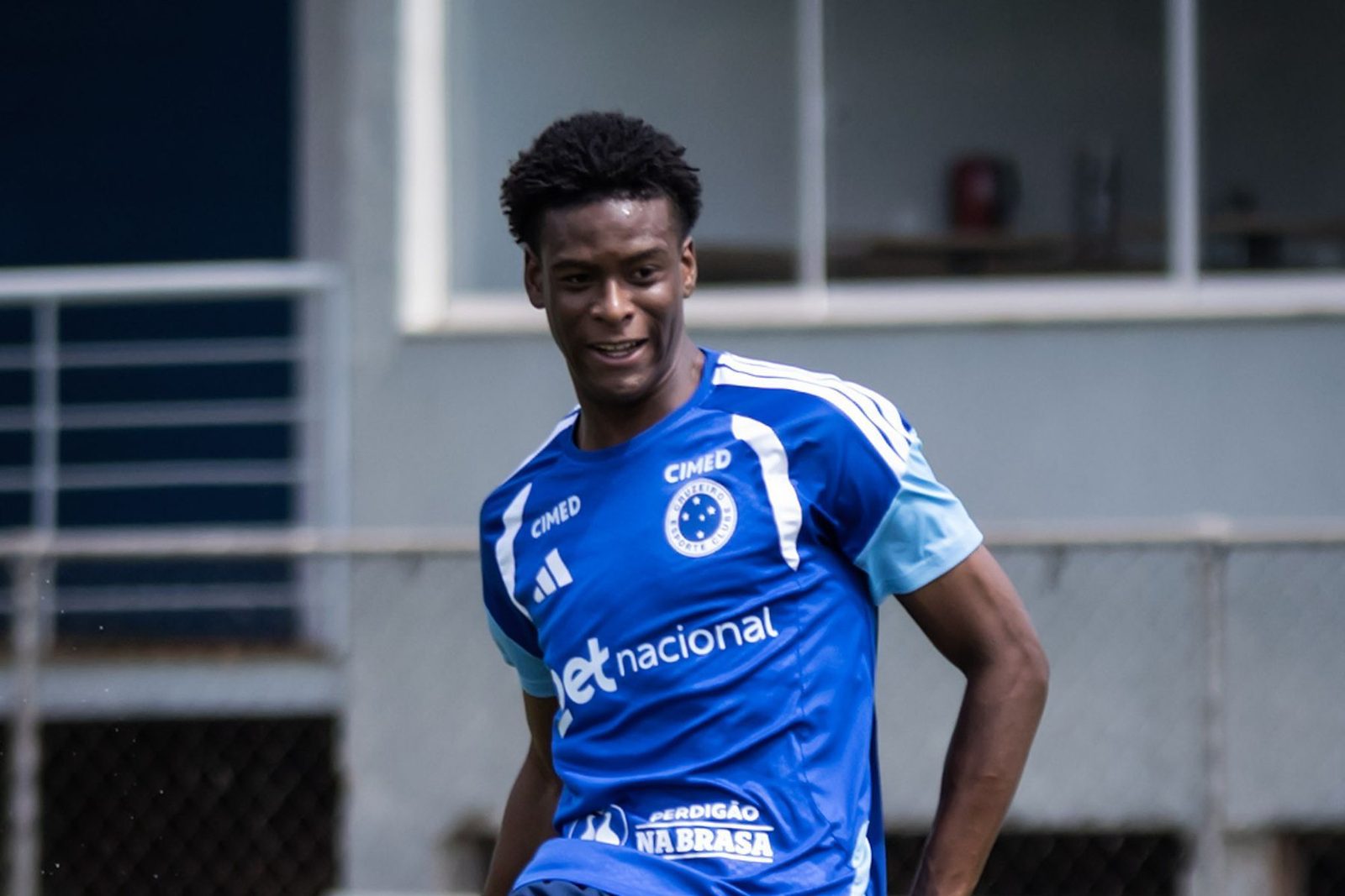 Jonathan Jesus em treino do Cruzeiro na Toca da Raposa II