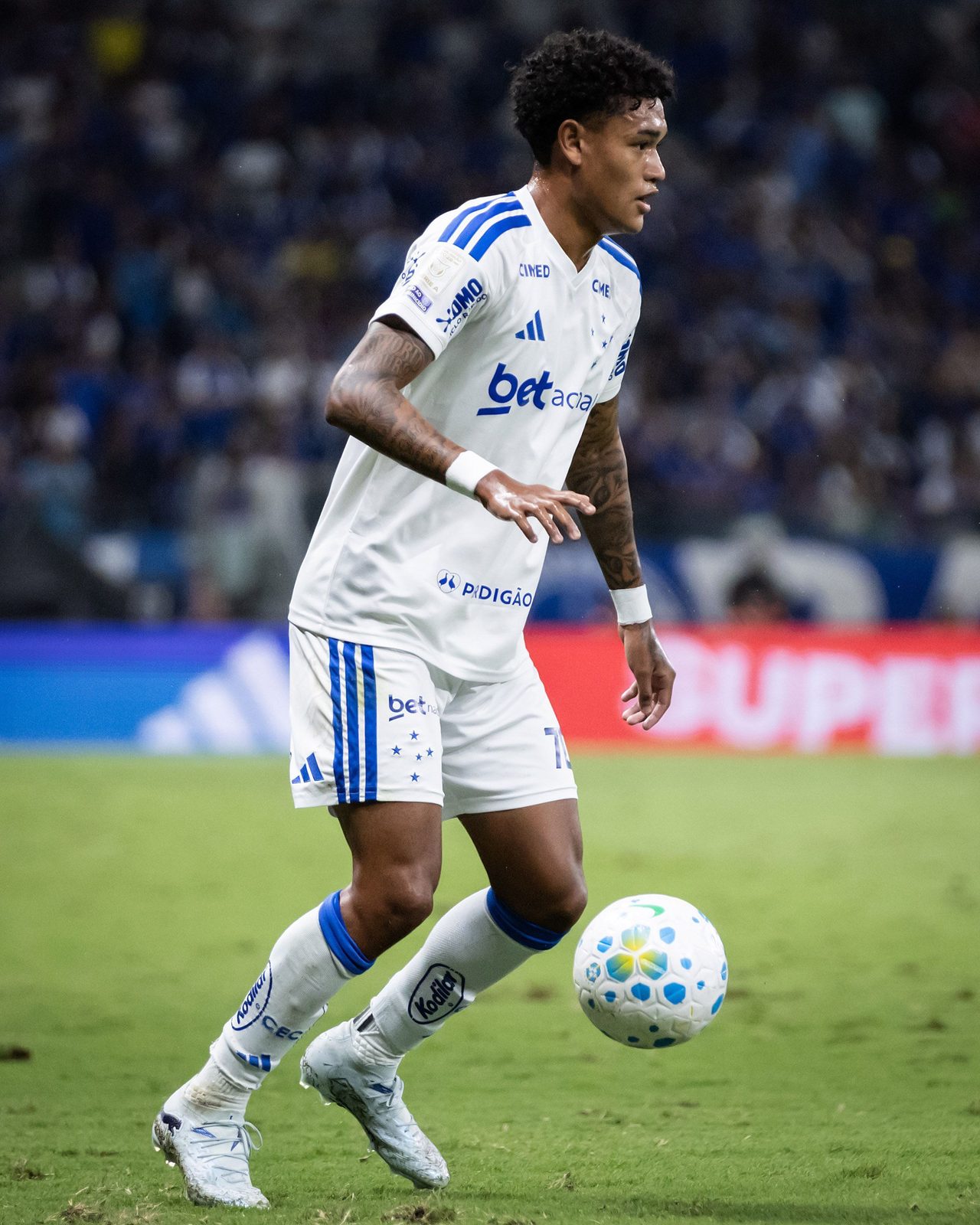 Kaique Kenji em ação com a camisa do Cruzeiro
