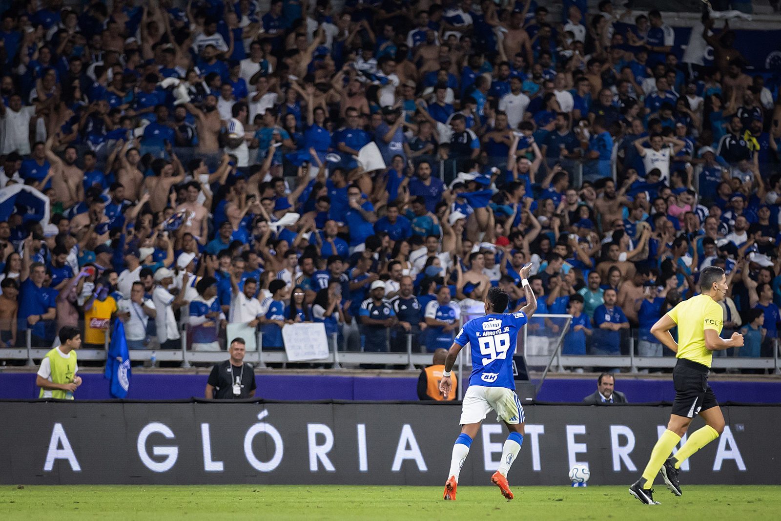 Keny Arroyo comemora gol pelo Cruzeiro contra o Flamengo, pela Libertadores