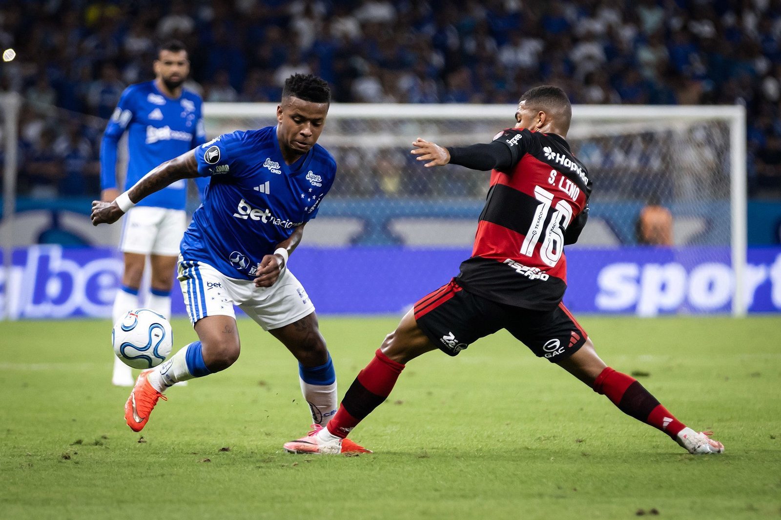 Keny Arroyo em ação pelo Cruzeiro no Mineirão