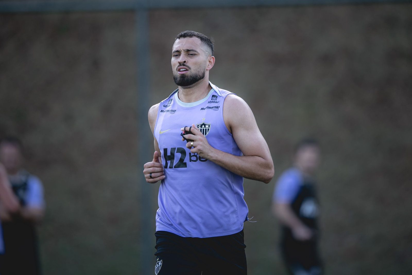 Léo Duarte em treino do Atlético na Cidade do Galo