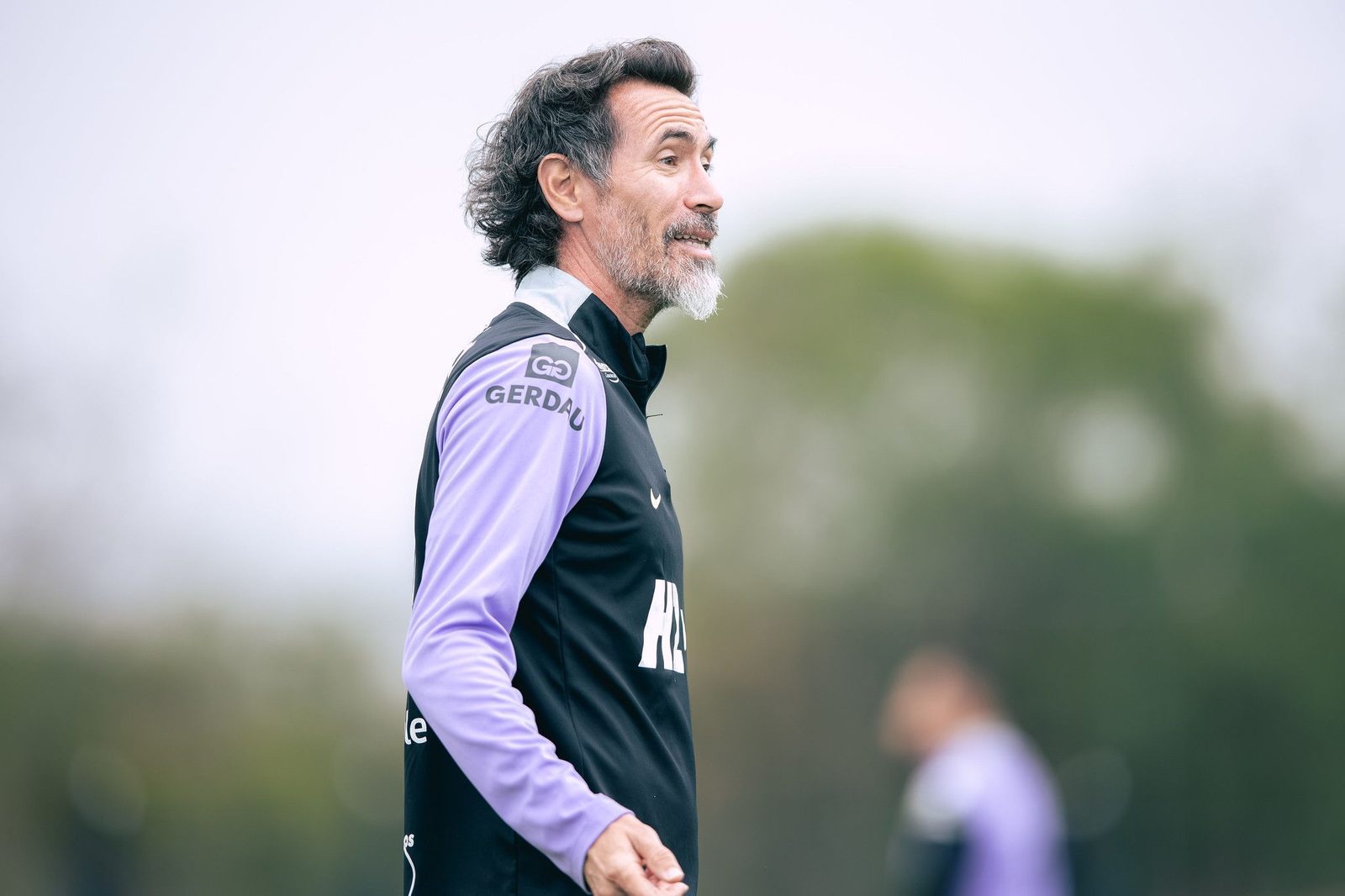 Técnico Eduardo Domínguez no comando do treino do Atlético