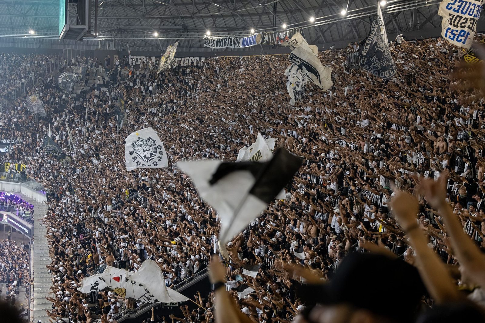 Torcida do Atlético na Arena MRV, palco do jogo com o Fluminense