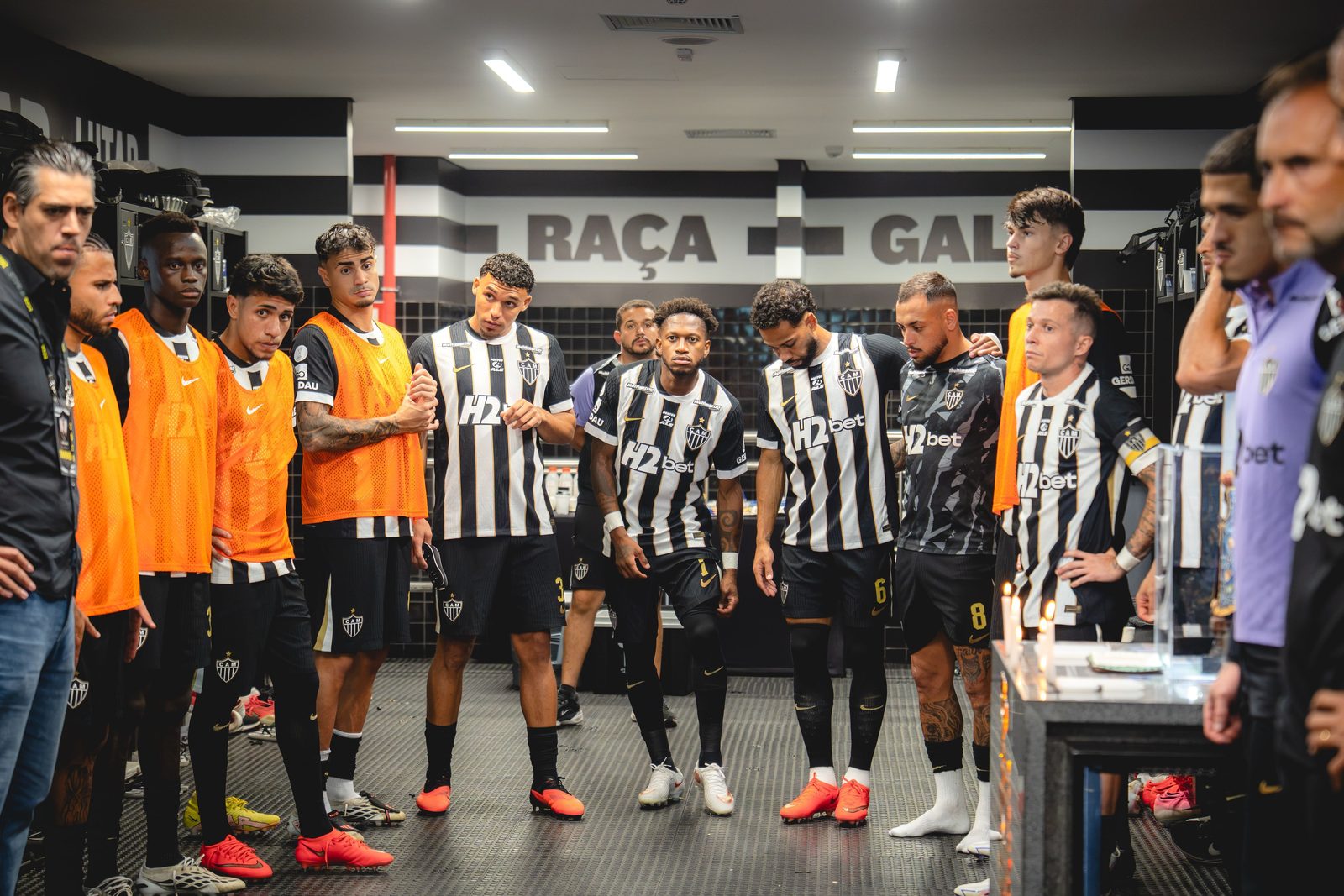 Parte do elenco do Atlético durante jogo na Arena MRV