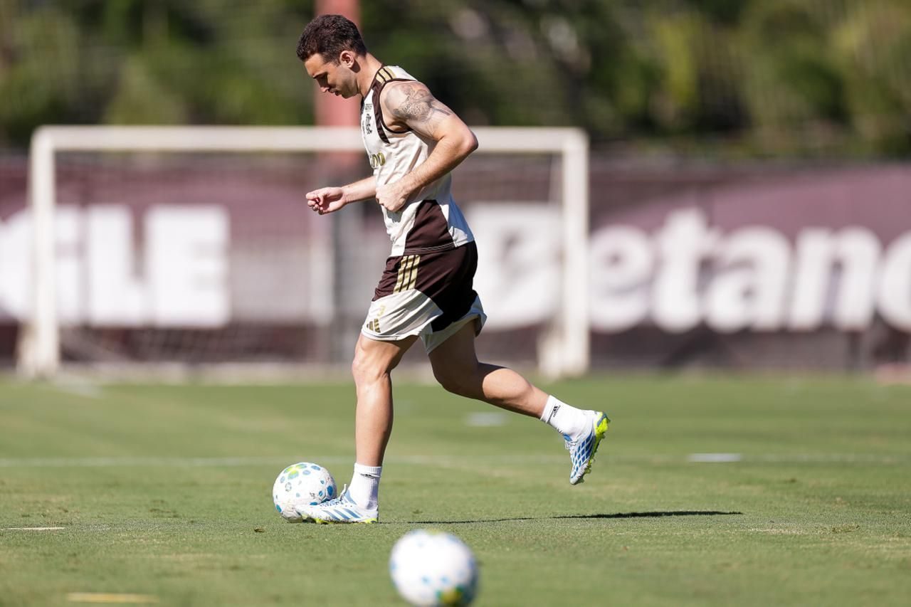 Léo Ortiz, titular nos últimos nove jogos, desfalca o Flamengo na Vila Belmiro