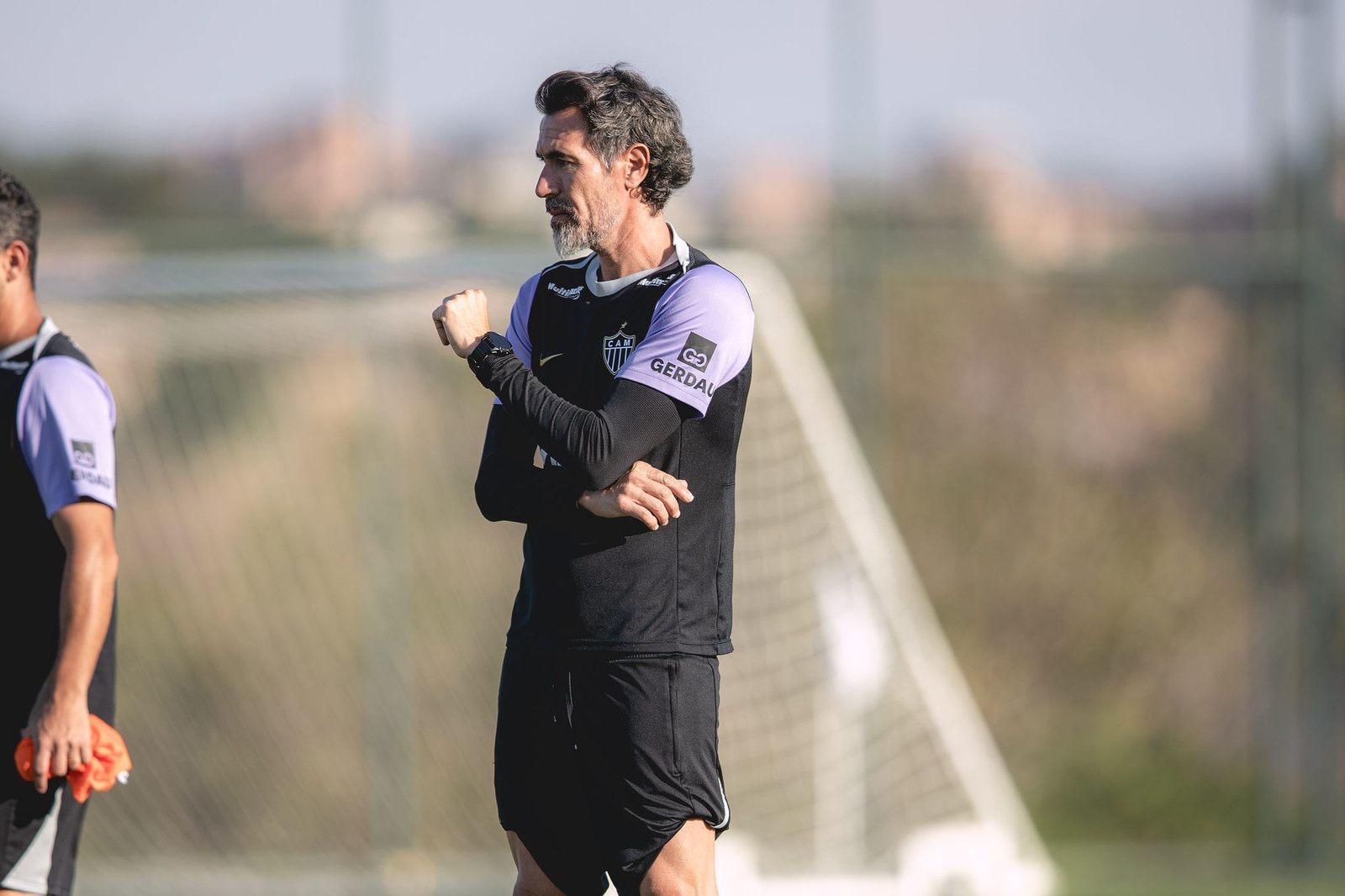 O técnico Eduardo Domínguez no comando do treino na Cidade do Galo