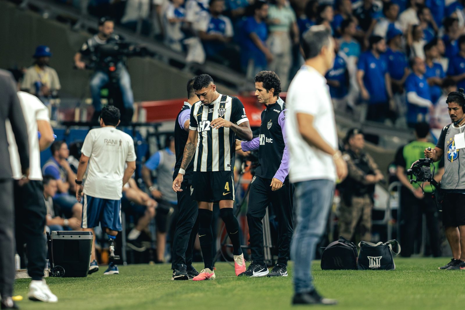 Ruan Tressoldi recebe atendimento médico durante Cruzeiro x Atlético, pela Copa do Brasil