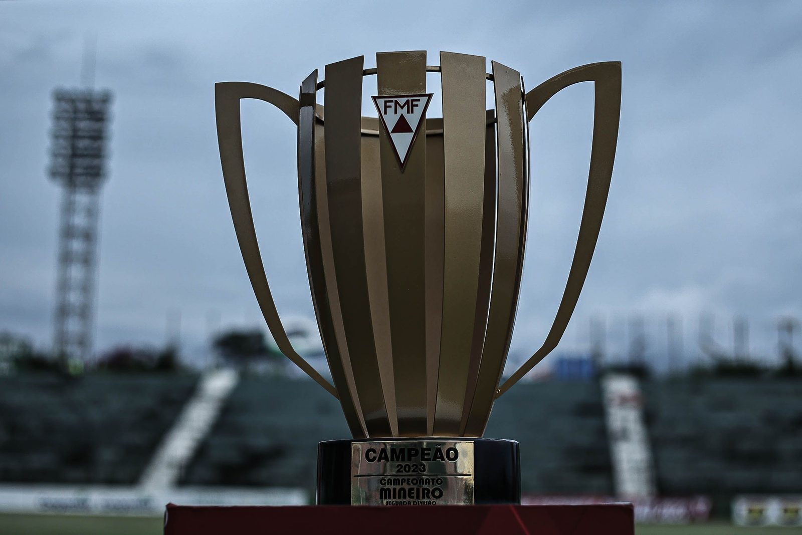 A taça do Campeonato Mineiro da Segunda Divisão, objetivo dos 12 clubes na temporada