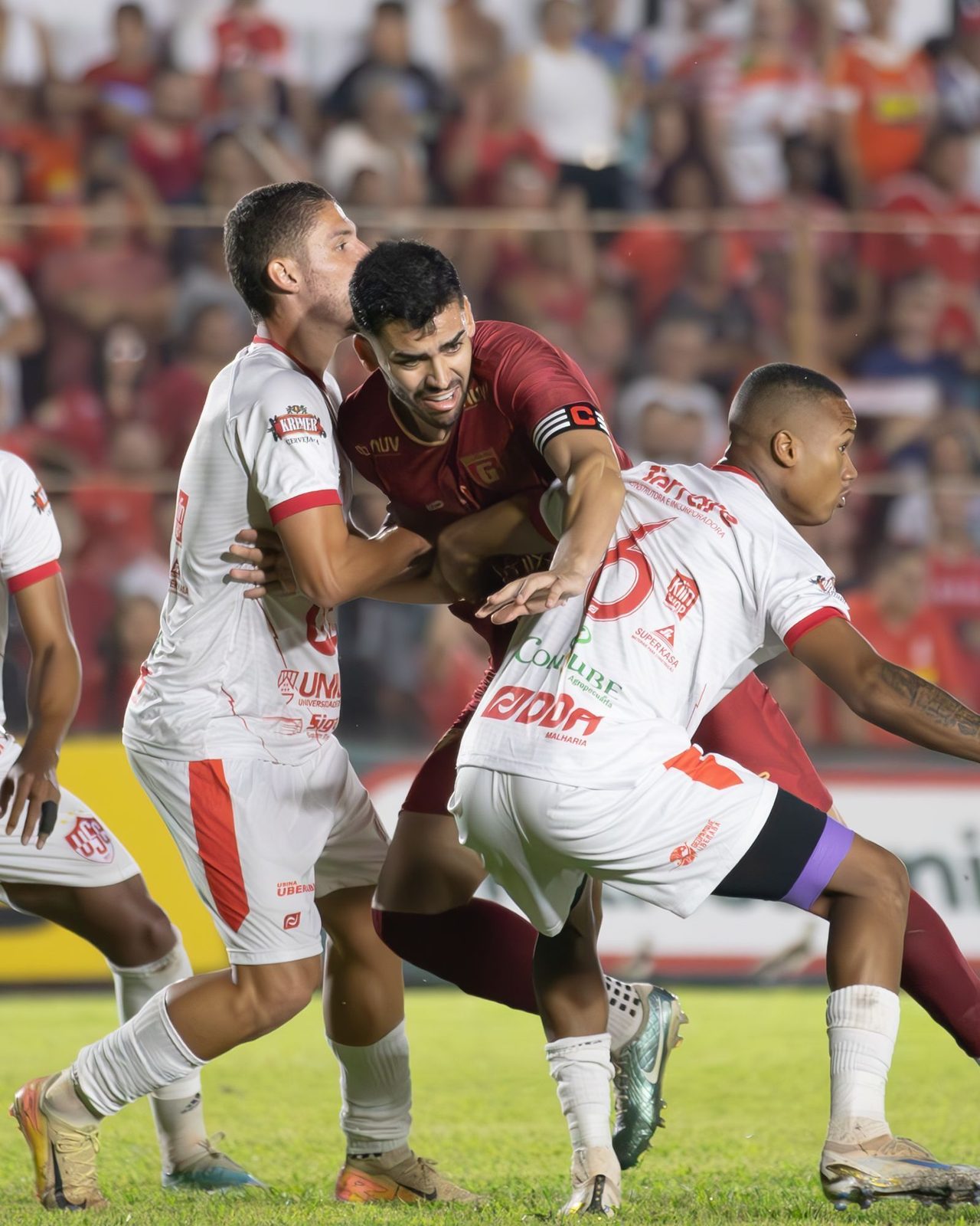 Disputa de bola na decisão da última Segunda Divisão do Campeonato Mineiro