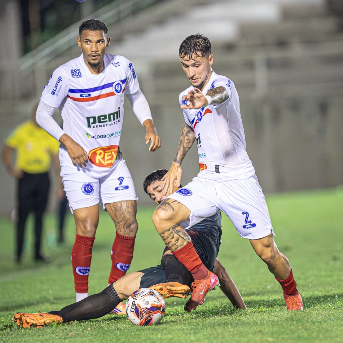 Disputa de bola no primeiro tempo, quando o Nova Lavras vencia por 1 a 0