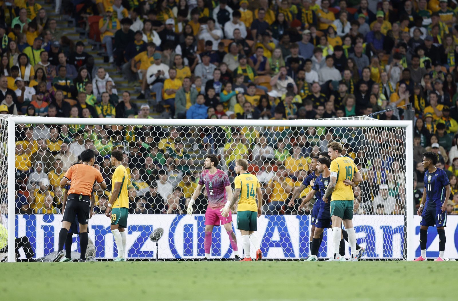 Otávio no gol do Brasil no Suncorp Stadium, em Brisbane