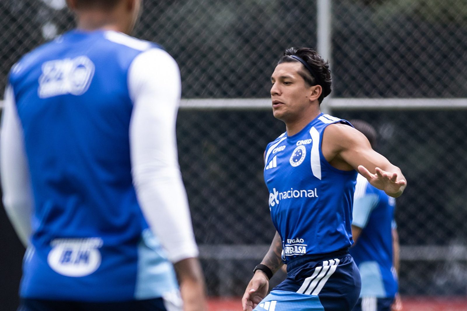 Lucas Romero, volante e capitão do Cruzeiro, está de volta aos relacionados