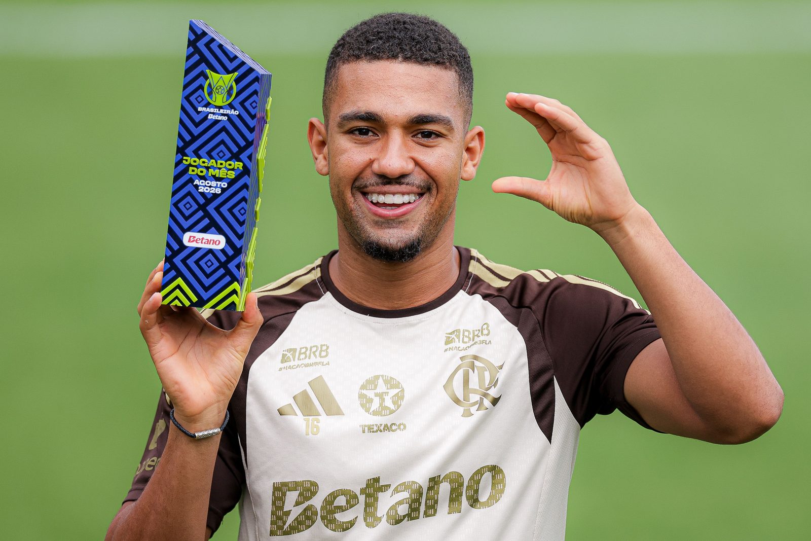 Samuel Lino recebe o troféu de melhor jogador de agosto do Brasileirão, no Ninho do Urubu