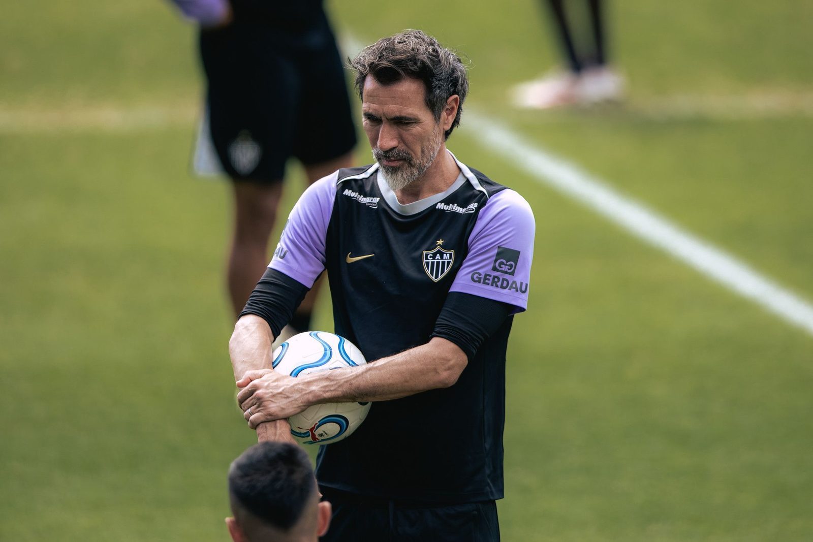 Eduardo Domínguez comanda treino na Cidade do Galo